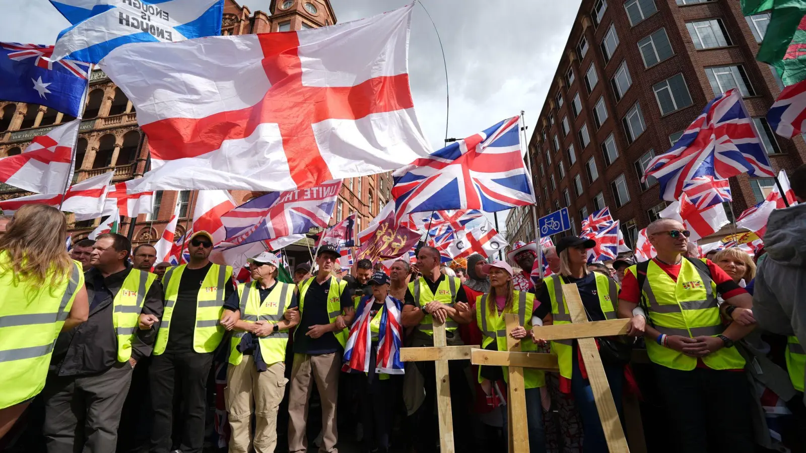 Unter dem Motto „Unite the Kingdom“ versammelten sich Zehntausende Menschen in London. (Foto: Lucy North/PA Wire/dpa)