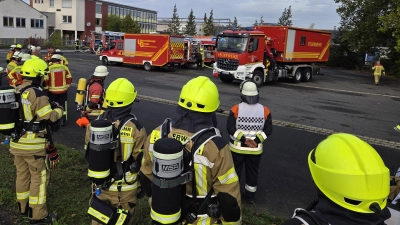Ein Großaufgebot der Feuerwehr kämpfte am Sonntagmorgen auf dem EKA-Gelände in Dietersheim gegen einen Brand. (Foto: Rainer Weiskirchen)