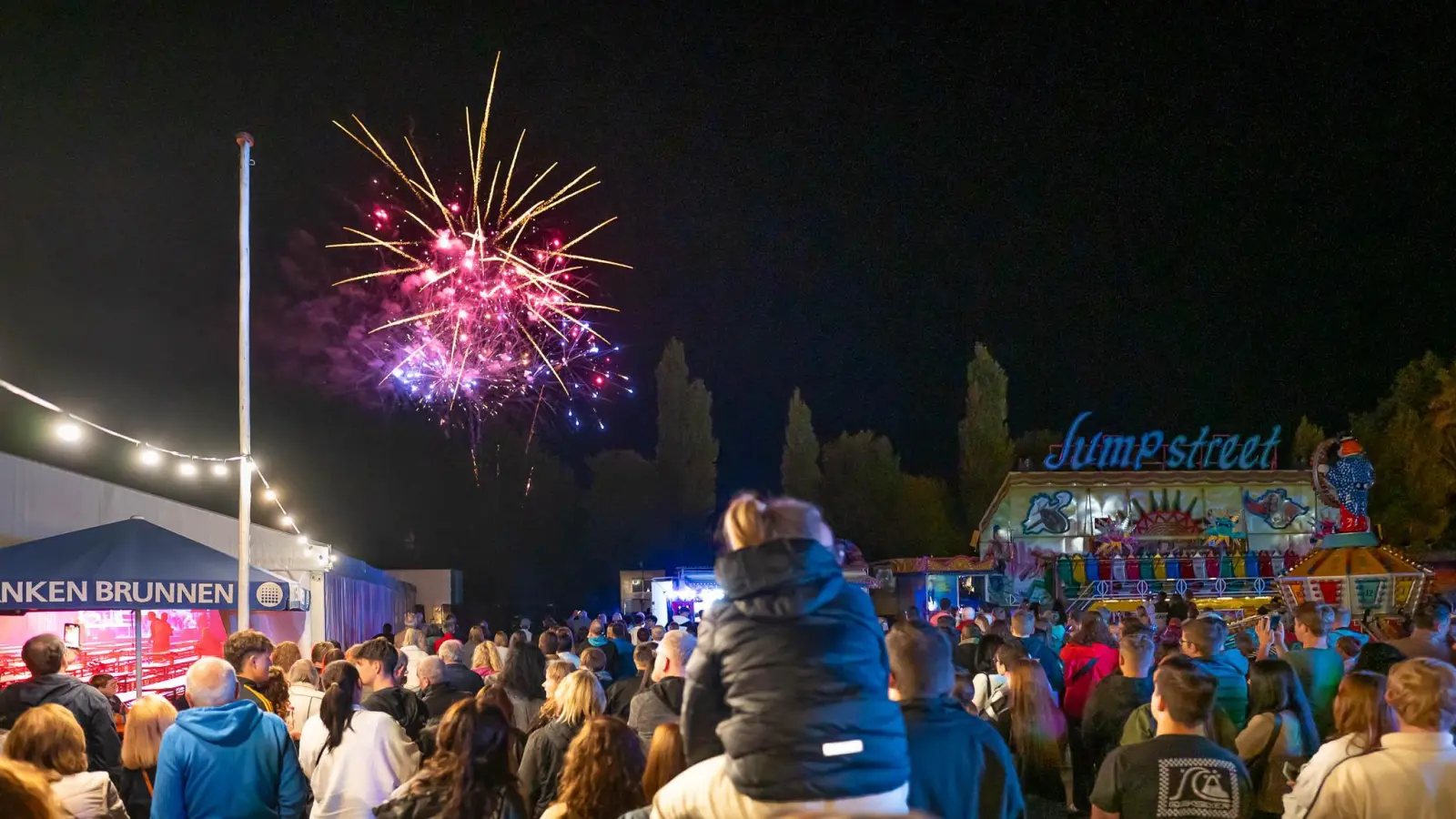 Das Feuerwerk zum Abschluss der Kirchweih verfolgten zahlreiche Menschen. (Foto: Mirko Fryska)