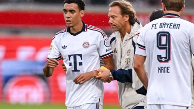 Supercup ohne Jamal Musiala. Der Nationalspieler wird nach seinem zweiten Zusammenbruch - hier in Heidenheim mit Bayerns Teamarzt - in Dortmund nicht auflaufen.  (Foto: Harry Langer/DeFodi/dpa/dpa)