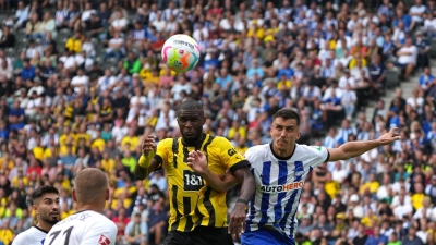 Dortmunds Anthony Modeste (l) setzt sich gegen Herthas Marc Oliver Kempf durch und erzielt per Kopf das 1:0. (Foto: Soeren Stache/dpa)