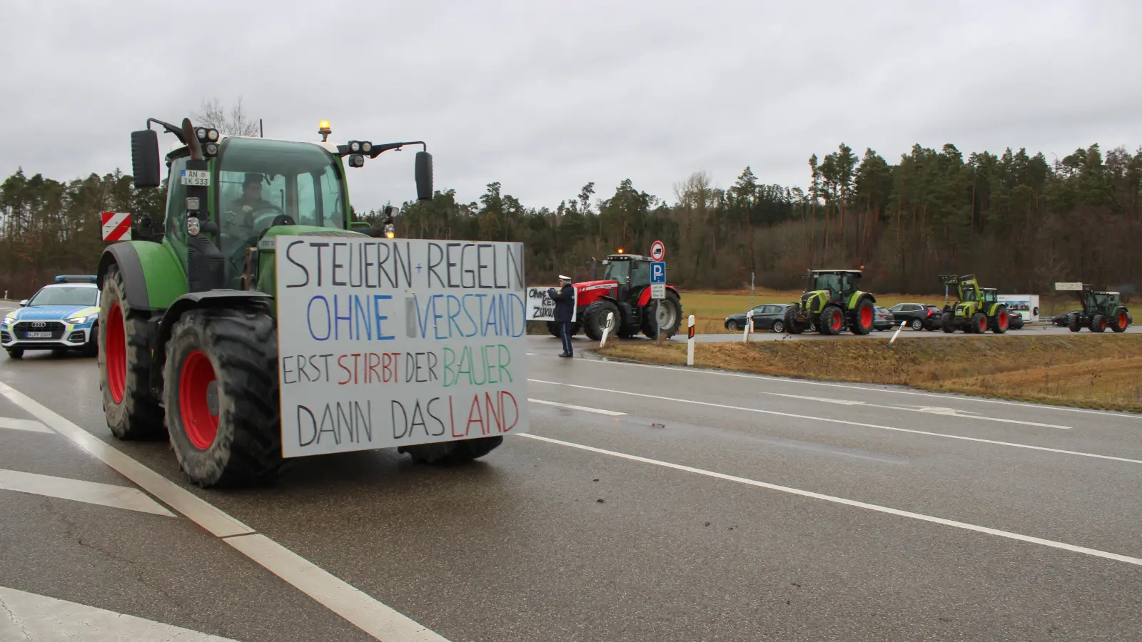 Wie hier vor kurzem im Feuchtwanger Ortsteil Dorfgütingen starten Bauern am Samstag zu einer Protestfahrt nach Gunzenhausen. (Foto: Herbert Dinkel)