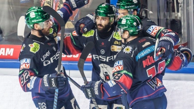 Die Eisbären Berlin hatten auch im zweiten DEL-Finale gegen Mannheim mehrfach Grund zum Jubeln – hier nach dem 2:0 von Liam Kirk (2.v.l.). (Foto: Andreas Gora/dpa)
