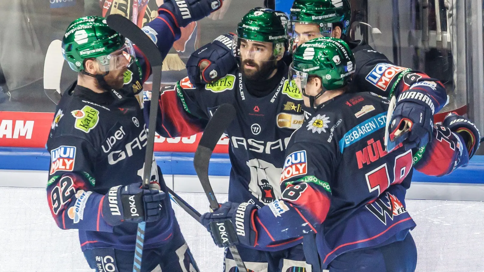 Die Eisbären Berlin hatten auch im zweiten DEL-Finale gegen Mannheim mehrfach Grund zum Jubeln – hier nach dem 2:0 von Liam Kirk (2.v.l.). (Foto: Andreas Gora/dpa)