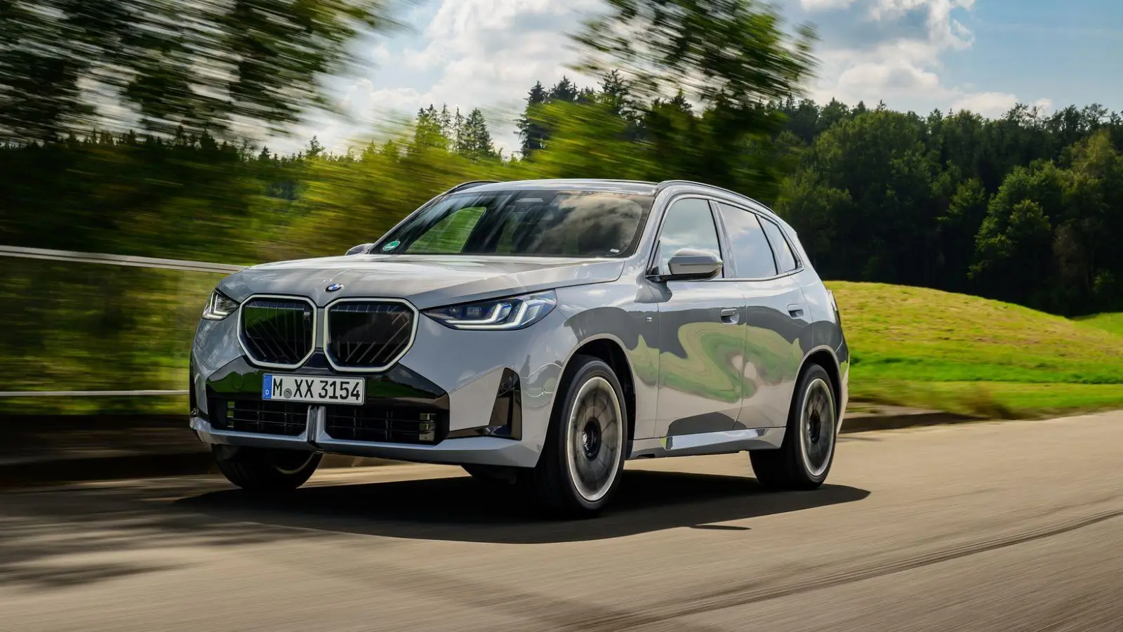 Freut sich auf eine Ausfahrt: Der Tester erlebte einen direkt und stramm abgestimmten und präzise zu dirigierendes SUV. (Foto: Uwe Fischer/BMW AG/dpa-tmn)