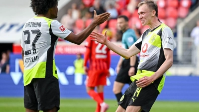 Gut in Form: Dortmunds Maximilian Beier (r.) traf beim Sieg in Heidenheim. (Foto: Harry Langer/dpa)