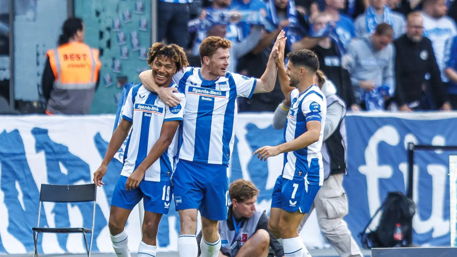 Adewumi (l.) ist für Hertha BSC derzeit Gold wert.  (Foto: Andreas Gora/dpa)