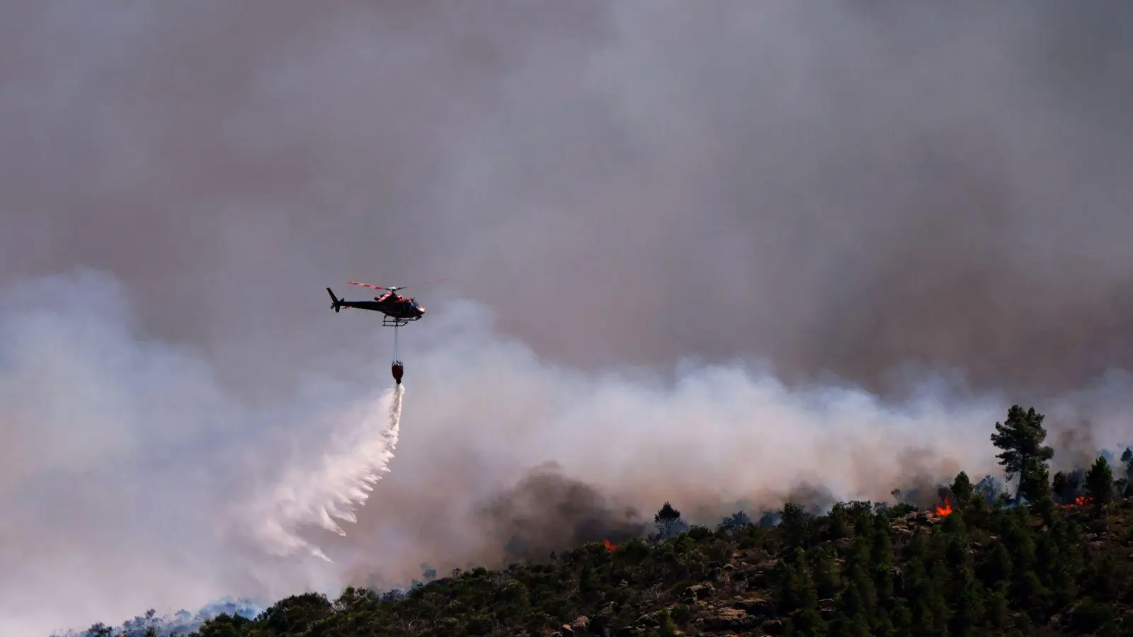 Starker Wind erschwert in Spanien die Bekämpfung der Waldbrände. (Foto: Manu Fernandez/AP/dpa)