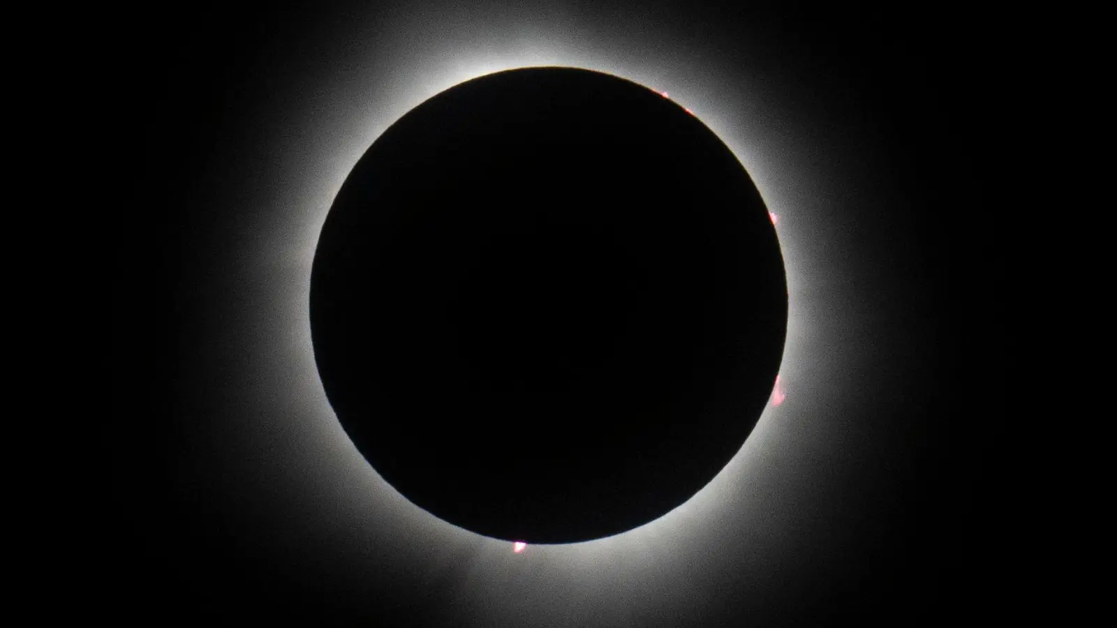Bei einer totalen Sonnenfinsternis verdeckt der Mond komplett die Sonne und der Tag wird für kurze Zeit zur Nacht. (Archivbild) (Foto: Michael Conroy/AP/dpa)
