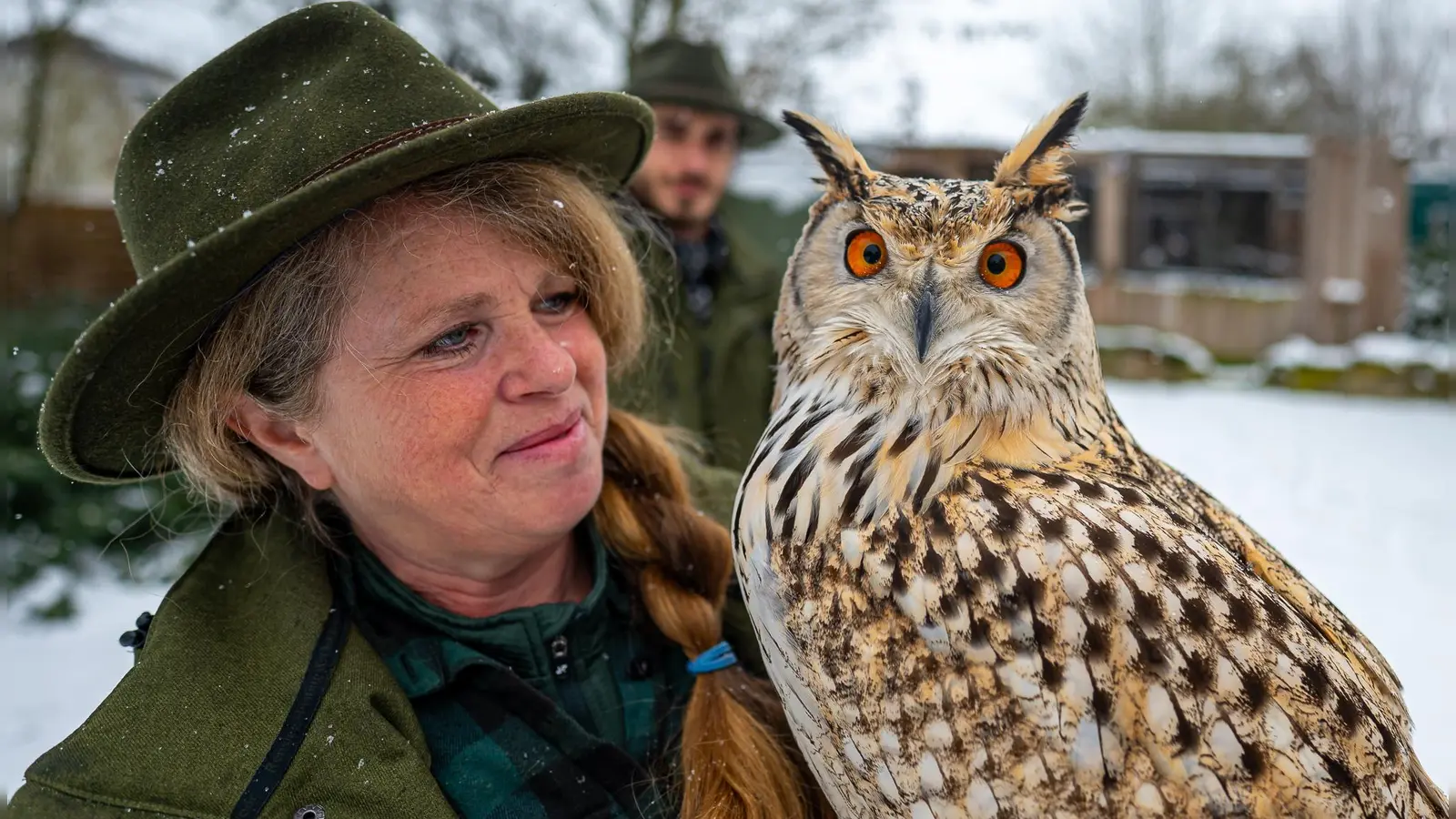 Maria Auer und Danilo Batz kümmern sich in Krautostheim um Greifvögel. „Palmenhorst” heißt ihre Auffangstation. Im Winter – aus dieser Zeit stammt unser Foto – hatten sie um das Überleben gekämpft, nun sieht es finanziell wieder rosiger aus.  (Foto: Mirko Fryska)