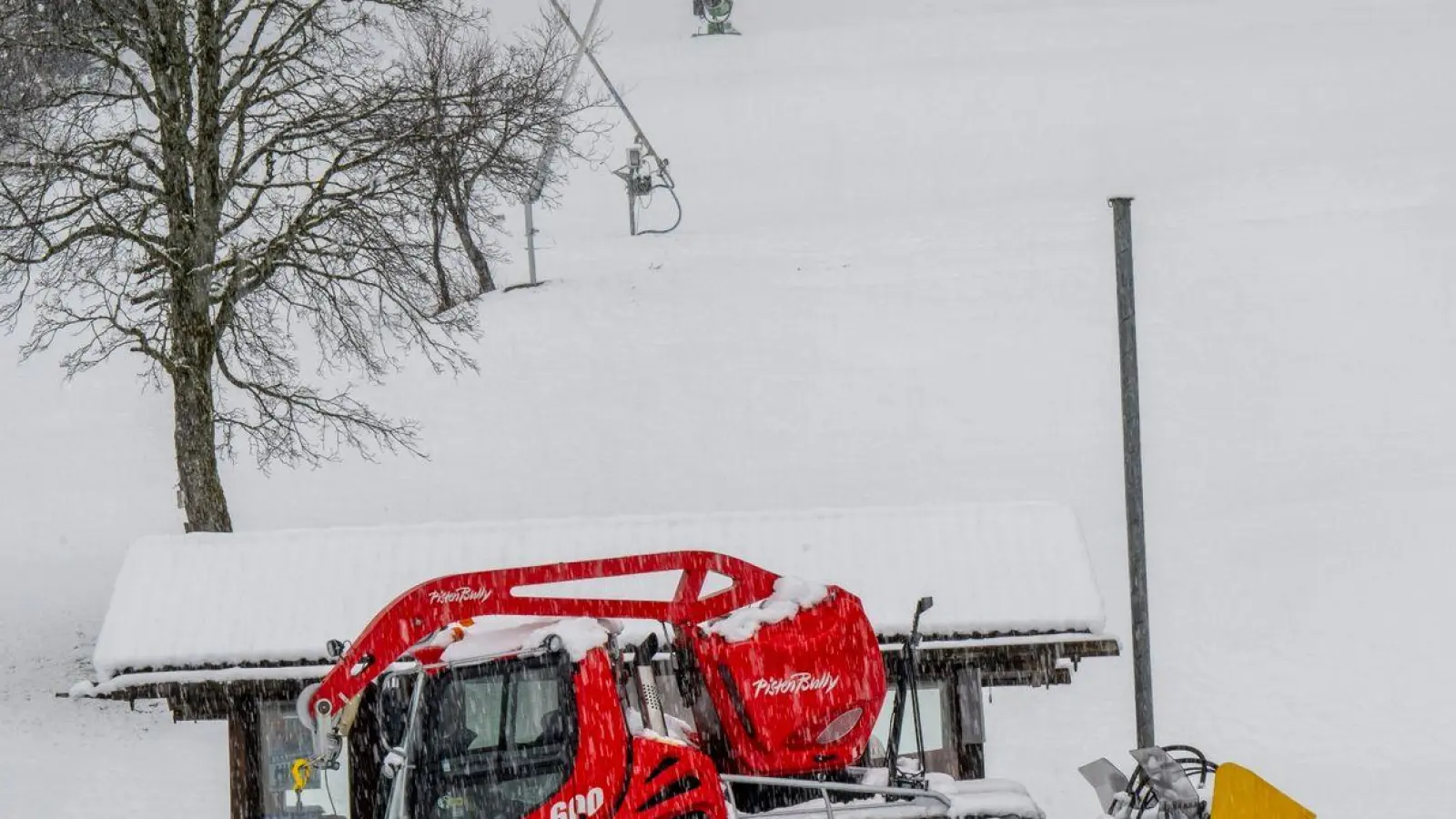 Ein Pistenbully steht am Kassenhäuschen der zur zeit stillgelegten Skiliftanlage Steckenberg. (Foto: Peter Kneffel/dpa)