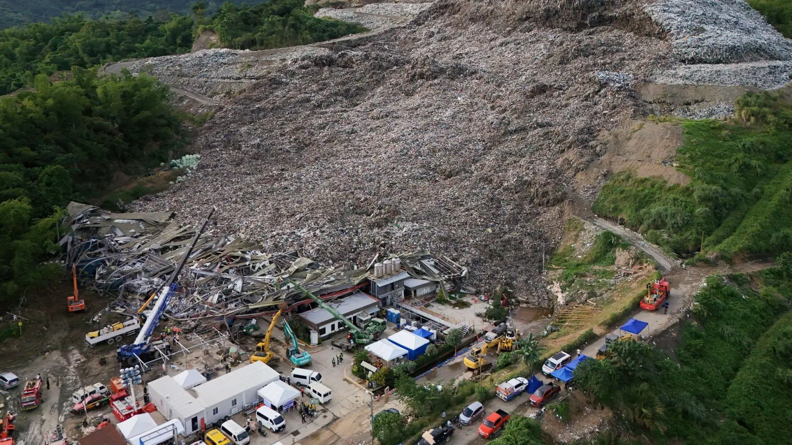 Anhaltende Regenfälle machten den Müllberg nach Angaben der Stadtverwaltung instabil. (Foto: Jacqueline Hernandez/AP/dpa)