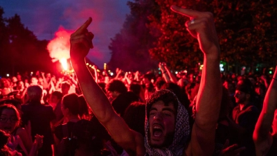 Ein wütender Demonstrant demonstriert in Paris. (Foto: Louise Delmotte/AP/dpa)