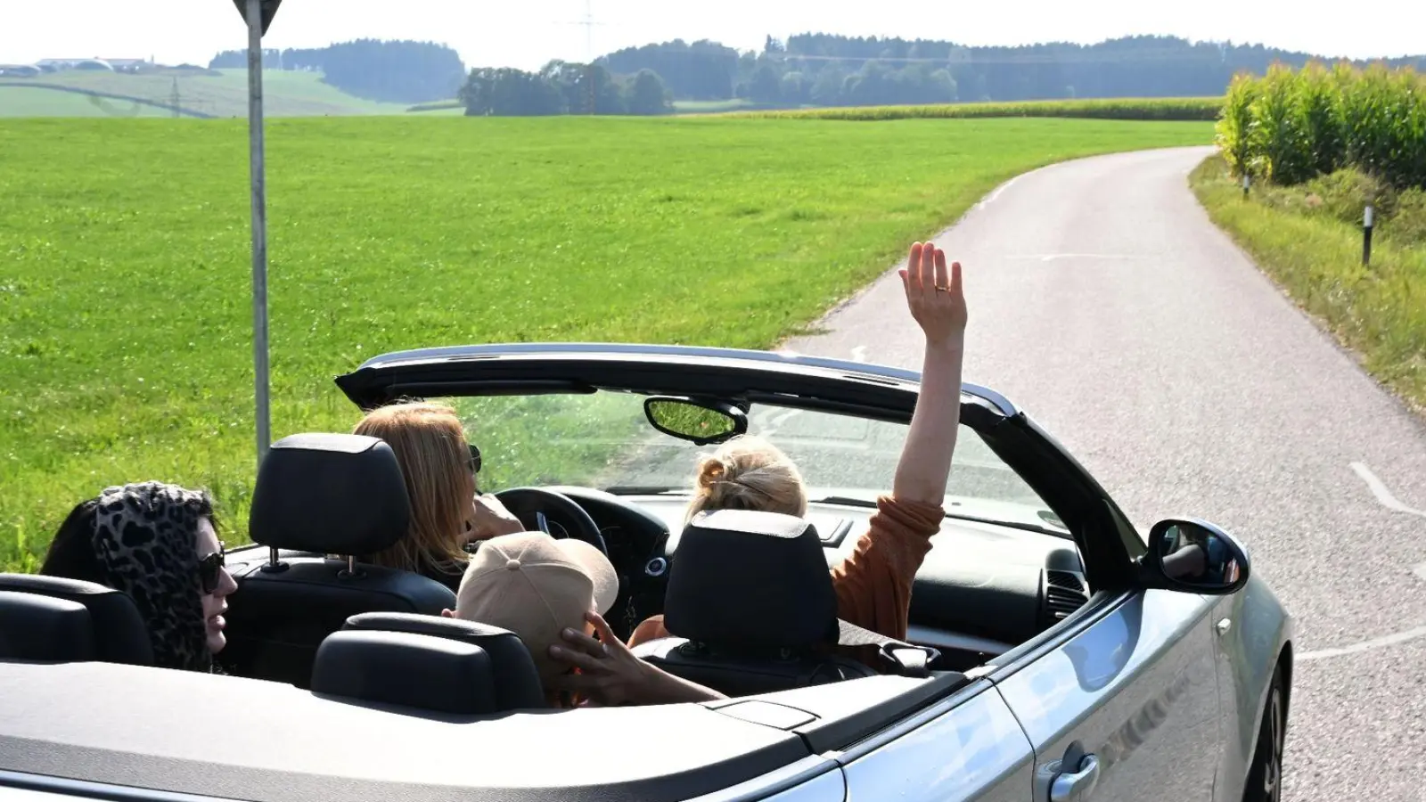 Auto fährt auf einer Straße im Chiemgau. (Foto: Felix Hörhager/dpa/Symbolbild)