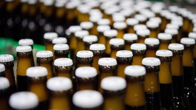 Veltins hat eine Bierpreiserhöhung für den Herbst angekündigt. (Archivbild) (Foto: Rainer Jensen/dpa)