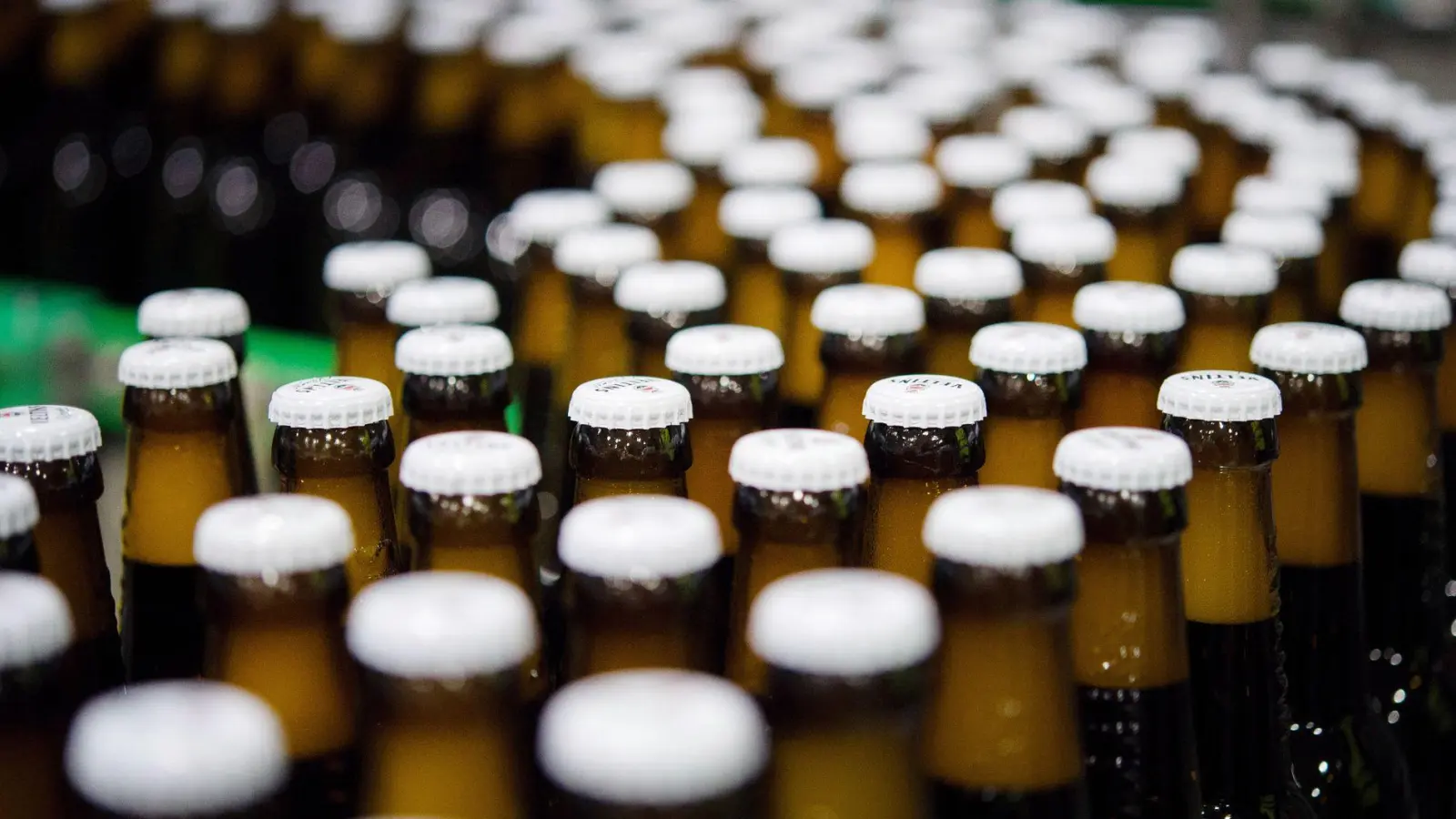 Veltins hat eine Bierpreiserhöhung für den Herbst angekündigt. (Archivbild) (Foto: Rainer Jensen/dpa)