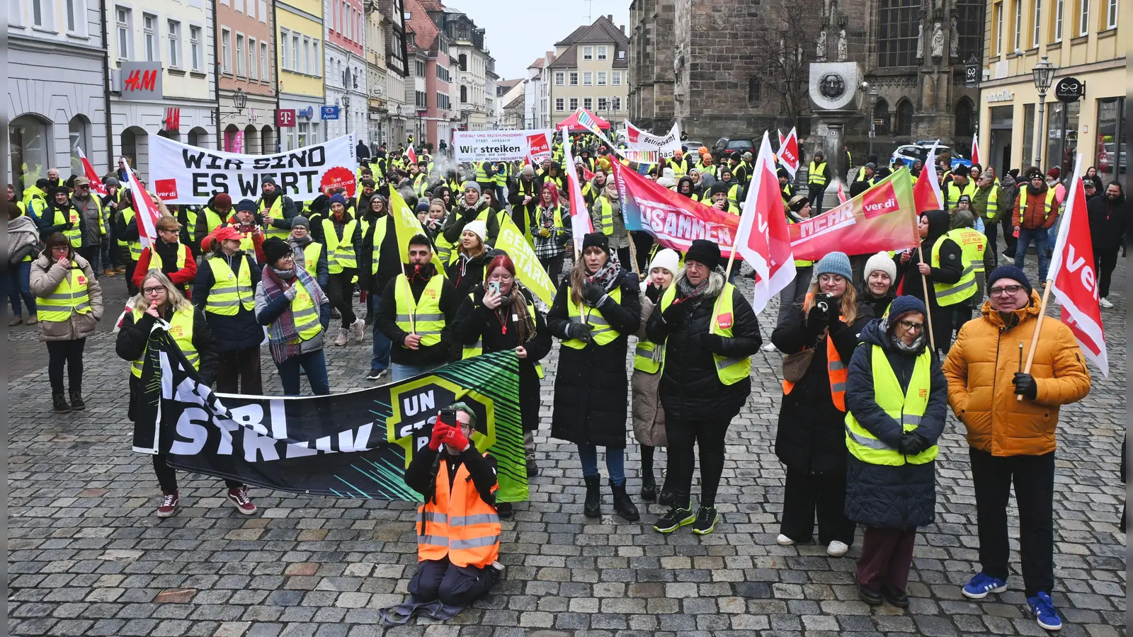 Am Martin-Luther-Platz fand die Abschlusskundgebung des eintägigen Warnstreiks statt. (Foto: Luca Paul)