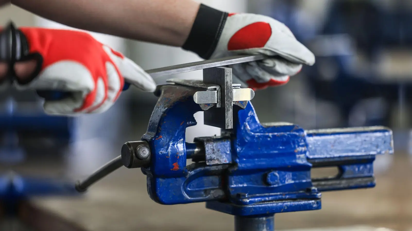 Bayerns Industriebetriebe sind wegen des Fachkräftemangels besonders auf ihre Azubis angewiesen. (Symbolbild) (Foto: Oliver Berg/dpa)