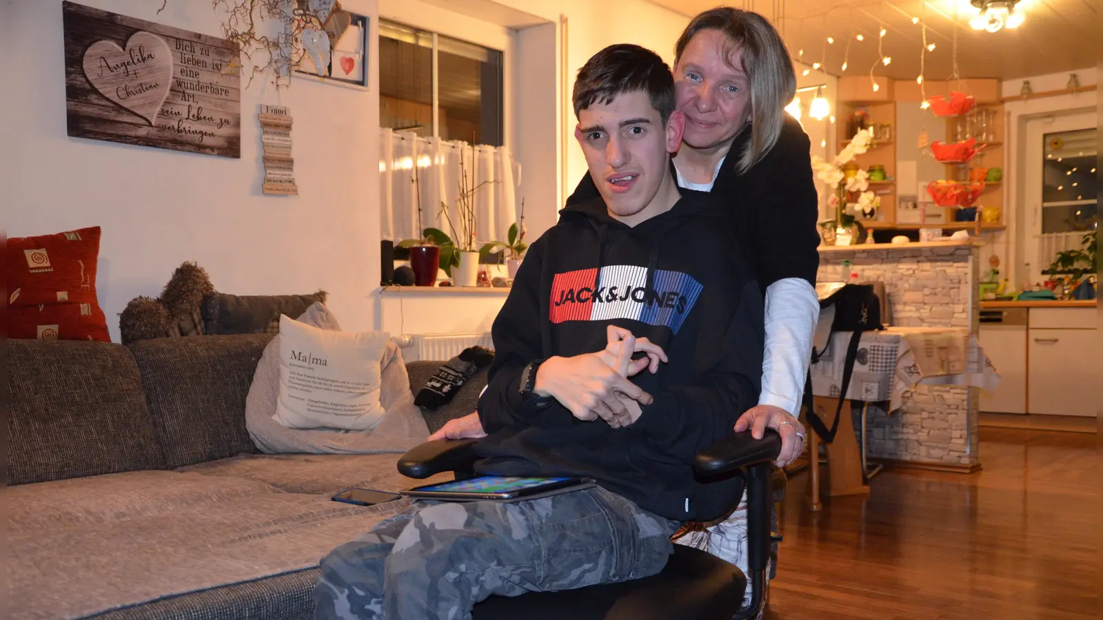 Manuel und seine Mama Angelika Schmidt sind ein eingespieltes Team. Allerdings brauchen sie dringend ein neues behindertengerechtes Auto. (Foto: Christa Frühwald)