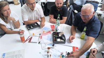Mit Playmobilfiguren erprobten die Teilnehmenden des Netzwerktreffens an der Hochschule Ansbach neue Methoden im Projekt- und Prozessmanagement.  (Foto: Thomas Schaller)