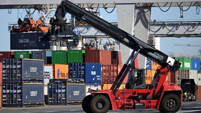 Die aktuelle Umfrage des Ifo zum Auftragsmangel in der deutschen Wirtschaft zeigt leichte Entspannung.  (Foto: Federico Gambarini/dpa)