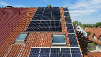 Gleich zwei PV-Anlagen „schmücken” dieses Wilhermsdorfer Reihenhaus: eine aus dem Jahre 2000 und eine größere, installiert 2021. (Foto: Heinz Wraneschitz)