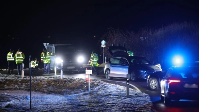Die Verfolgungsfahrt endete mit einem Unfall in Weißenburg in Bayern. (Foto: Goppelt/Vifogra GmbH/dpa)