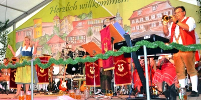 Bürgermeisterin Dr. Birgit Kreß heißt Sie auf der Kerwa in Markt Erlbach willkommen.  (Foto: Gudrun Schwarz-Köhler)