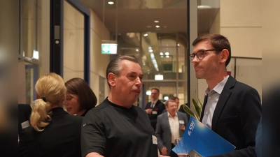 Christian Mittermeier (links) beim Kulinarik-Salon in Berlin im Gespräch mit Michael Dominik, Mitarbeiter in der CSU-Fraktion.  (Foto: Josephine Heinz)