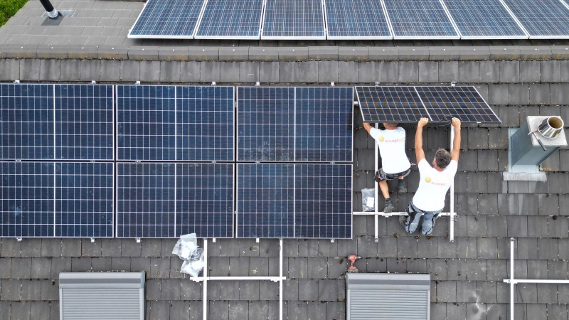 Wer Stromausfall die Sonnenenergie vom Dach nutzen will, sollte das bei der Planung der PV-Anlage mitdenken. Das ist nämlich deutlich günstiger, als die Anlage später nachrüsten zu lassen.  (Foto: Bernd Weißbrod/dpa/dpa-tmn)