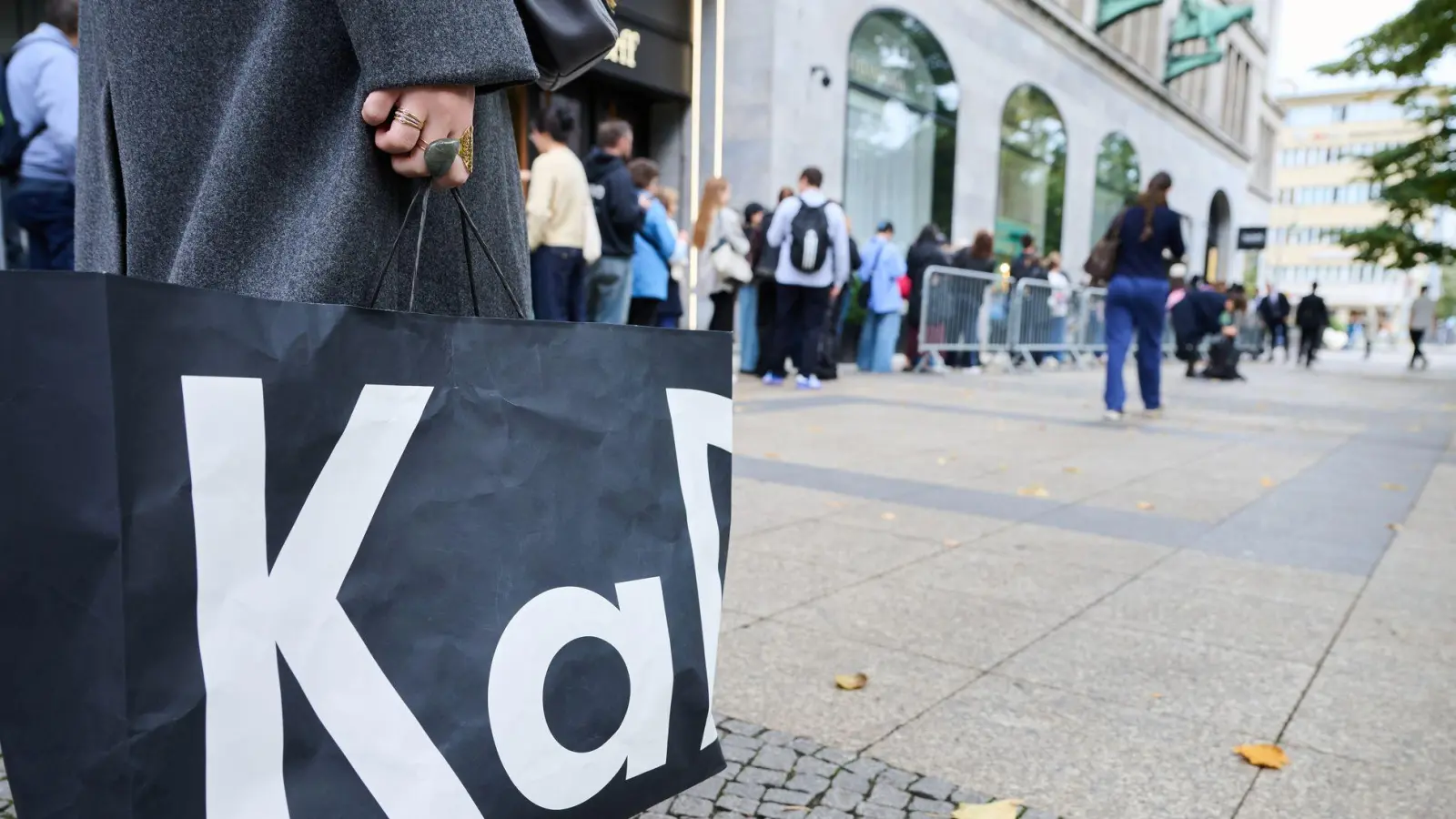 Im KaDeWe gibt es jetzt auch die Hype-Puppe Labubu zu kaufen. (Foto: Annette Riedl/dpa)