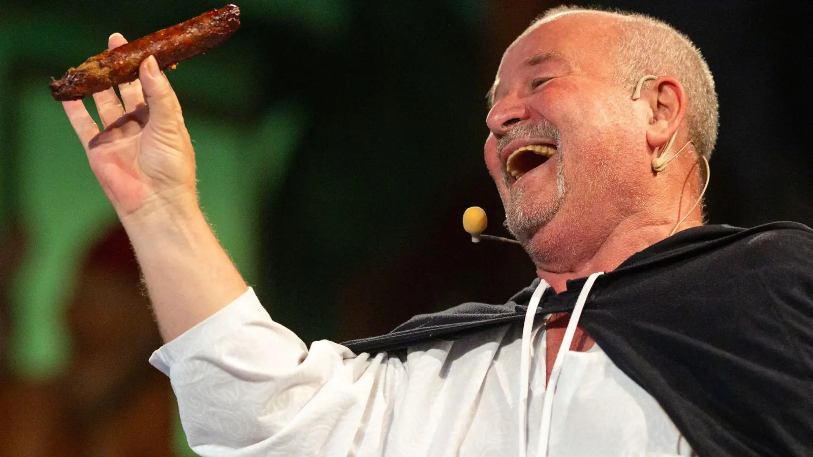 Vor dem Boxkampf um die älteste Bratwurstküche ein bisschen nachgestellte Geschichte: Probst Johann von Siebeleben soll 1404 erstmals eine Bratwurst erwähnt haben. Bernd Plachter spielte ihn nun.  (Foto: Michael Reichel/dpa)