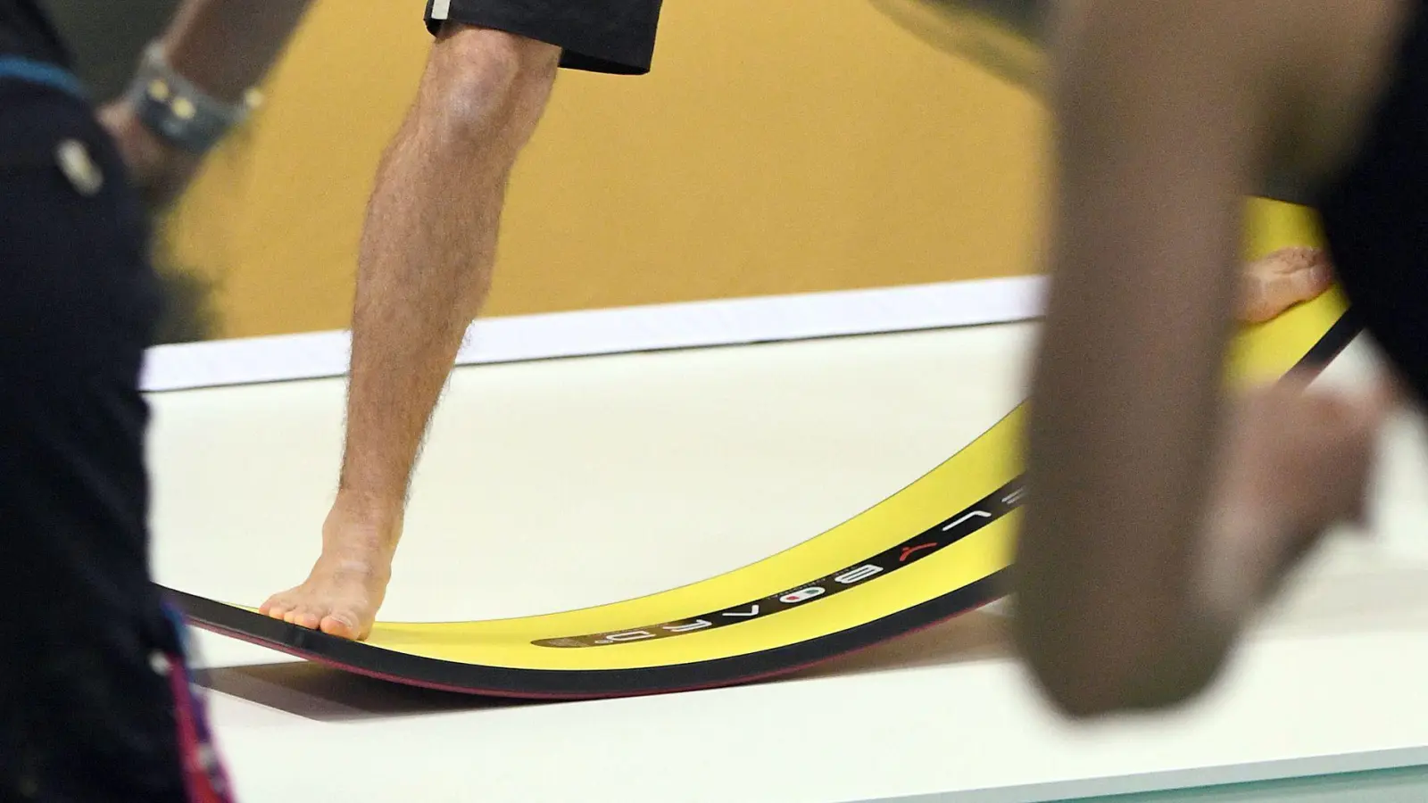 Was könnte schiefgehen? Wer auf einer Messe ein Sportgerät ausprobieren möchte, sollte dies nicht eigenmächtig tun. (Foto: Henning Kaiser/dpa-tmn)