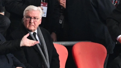 Gedenkfeier des FC Bayern München für Franz Beckenbauer in der Allianz Arena. Uli Hoeneß (l-r), Ehrenpräsident des FC Bayern, Markus Söder, bayerischer Ministerpräsident, und Frank-Walter Steinmeier, Bundespräsident sitzen auf der Tribüne, rechts kommt Bundeskanzler Olaf Scholz (SPD) an. (Foto: Sven Hoppe/dpa)