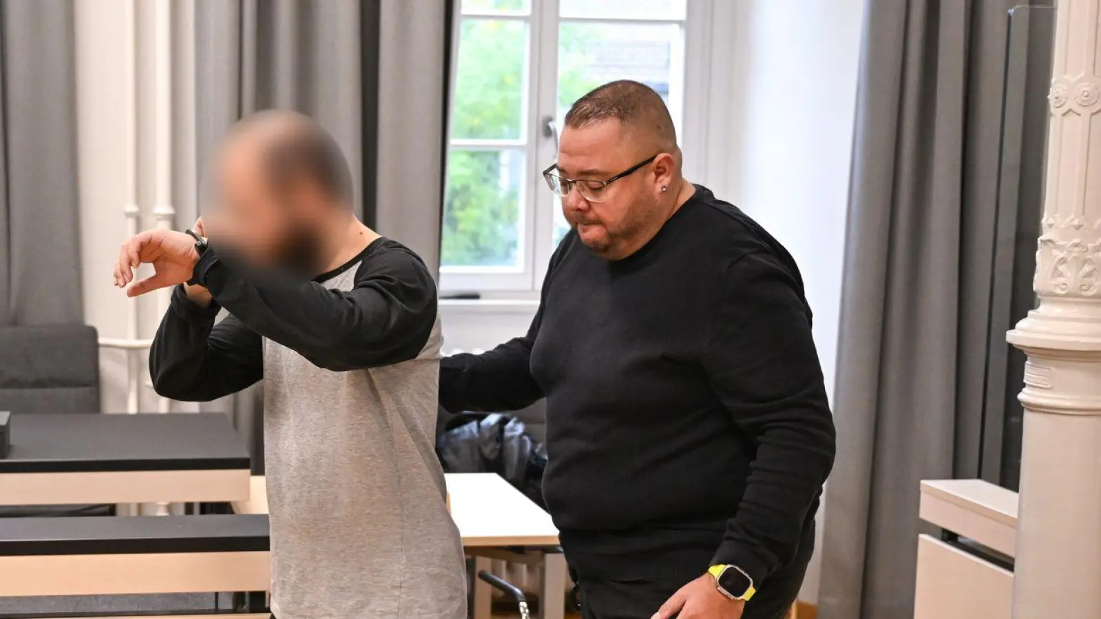 Der Angeklagte im Gerichtssaal in Ravensburg. Er soll eine Vierjährige im Supermarkt mit einem Messer attackiert haben.  (Foto: Felix Kästle/dpa)