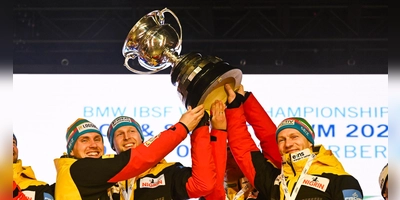 Da ist der Pott: Felix Straub (links) mit WM-Pokal und Medaille, Rechts Pilot Friedrich. (Foto: BSD/Viesturs Lacis)