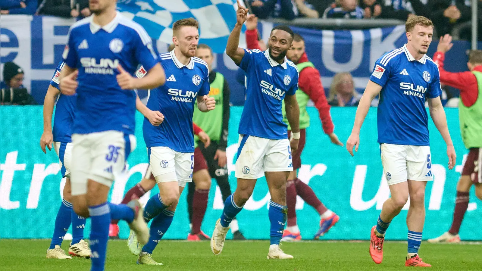 Schalke 04 jubelt über den ersten Sieg unter Trainer van Wonderen. (Foto: Bernd Thissen/dpa)