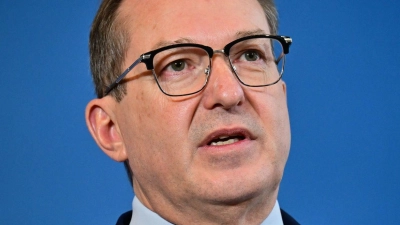 Innenminister Dobrindt will die Flughäfen in Deutschland besser vor Störungen durch Drohnen schützen. (Archivbild) (Foto: Sebastian Christoph Gollnow/dpa)
