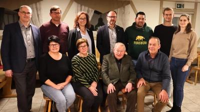 Jürgen Geier (stehend, Vierter von links) wurde auch von der Freien Wählergemeinschaft Dombühl als Bürgermeisterkandidat berufen. Das Foto zeigt ihn mit den Kandidatinnen und Kandidaten für Gemeinderatssitze. (Foto: Sabine Strauß)