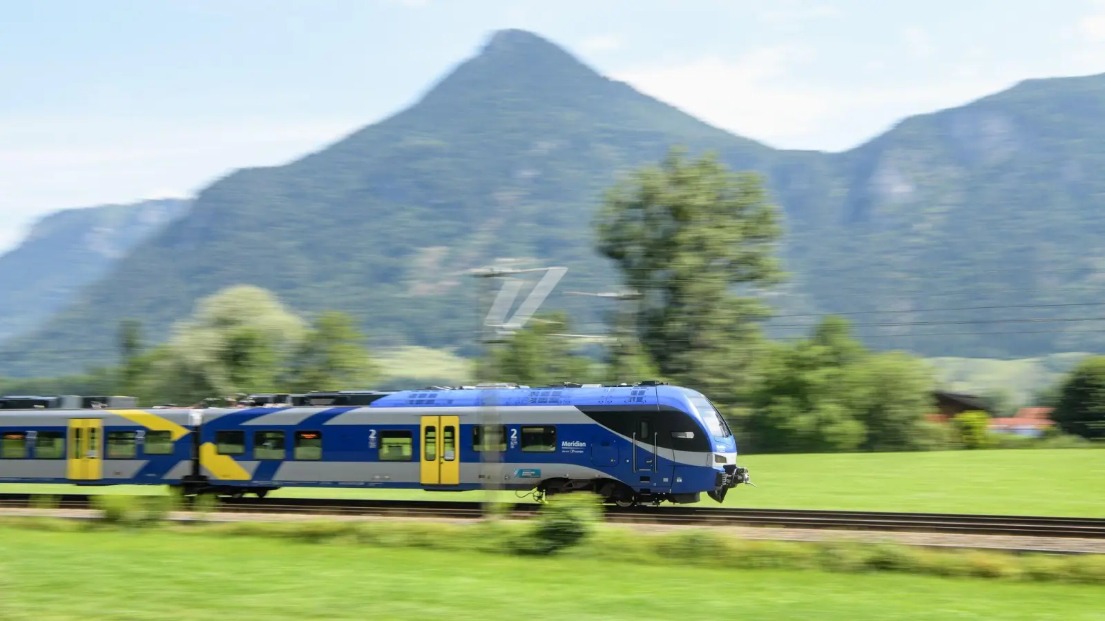 Gute Noten: Regionalzug in Oberbayern. (Foto: Matthias Balk/dpa)