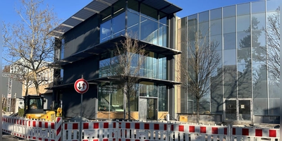 Das südliche Treppenhaus wird von Licht durchflutet. Künftig ist das der direkte Eingang zu den neuen Hochschulräumen. (Foto: Florian Pöhlmann)