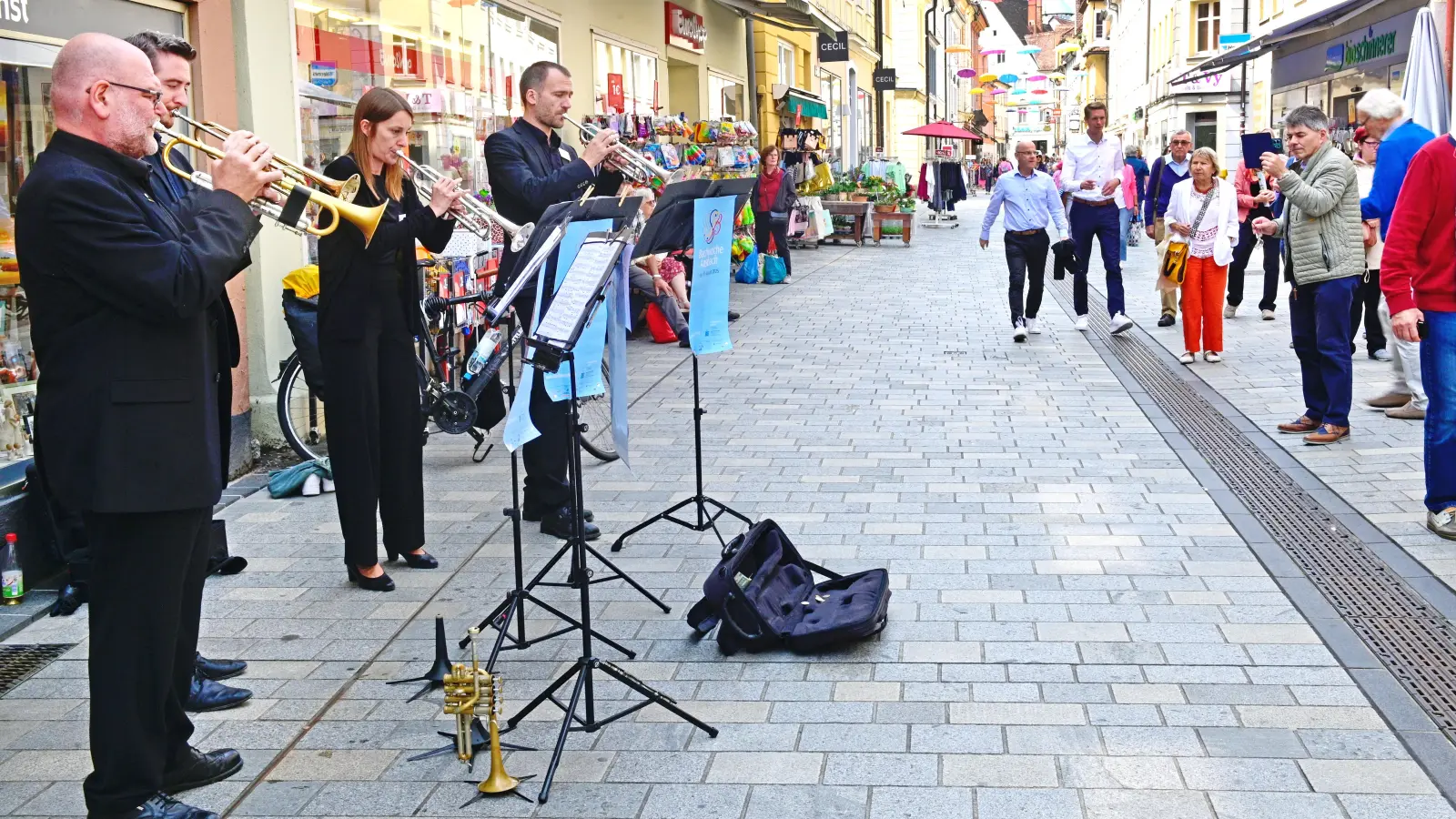 Beim Ansbach-Tag spielen Musikerinnen und Musiker aus der Region in der Innenstadt. Hier sorgt das Trompetenquartett in der Ansbacher Neustadt für Aufsehen. (Foto: Jim Albright)