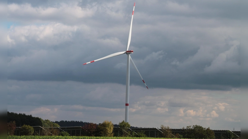 Das Strüther Windrad soll im kommenden Jahr Gesellschaft von zwei weiteren Anlagen bekommen. Eines soll auf Ansbacher, eines auf Lehrberger Grund stehen. (Foto: Robert Maurer)