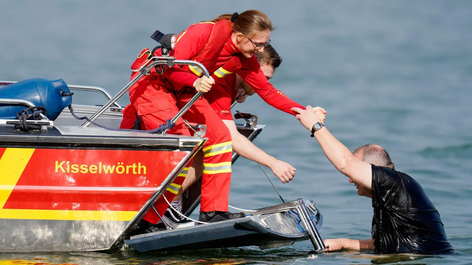 Nicht überall sind gleich professionelle Retter zur Stelle, um Menschen aus einer Notlage im Wasser zu befreien (Archivbild)  (Foto: Uwe Anspach/dpa)