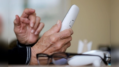 Die Telefonbetrüger lotsten die Eheleute für die Übergaben an unterschiedliche Orte. (Symbolbild) (Foto: Roland Weihrauch/dpa)