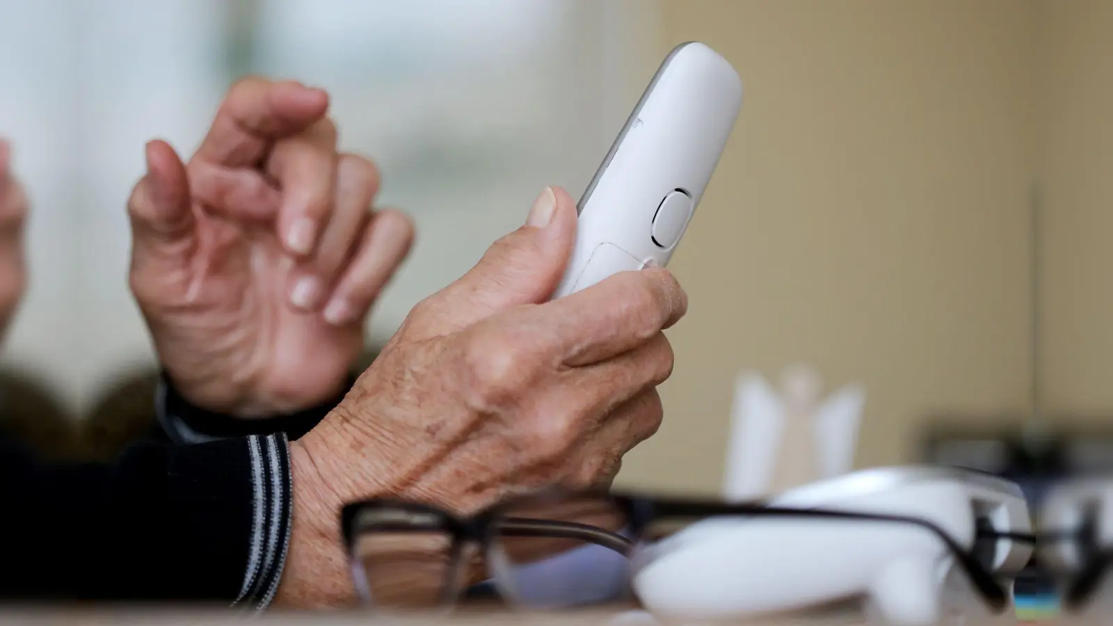 Die Telefonbetrüger lotsten die Eheleute für die Übergaben an unterschiedliche Orte. (Symbolbild) (Foto: Roland Weihrauch/dpa)