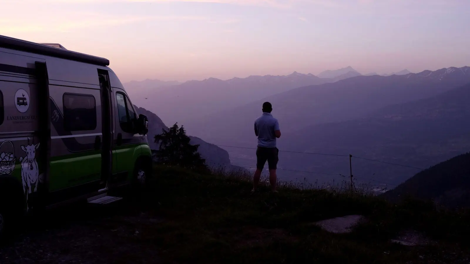 Einsame Weite: Wer mit seinem Camper als einziger auf einem abgelegenen Hof übernachtet, hat die Umgebung oft für sich.  (Foto: Daniela Pensold/Landvergnügen/dpa-tmn)