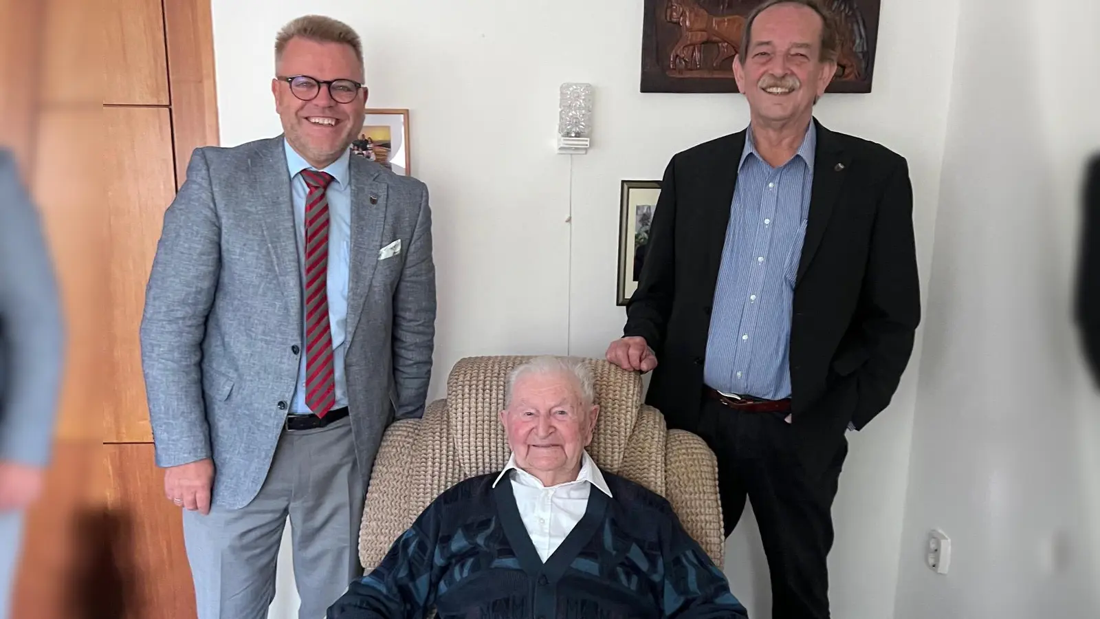 Johann Schroll aus Oberschlauersbach hat seinen 100. Geburtstag gefeiert. Es gratulierten Bürgermeister Rainer Erdel (rechts) und der stellvertretende Landrat Stefan Horndasch.  (Foto: Rosemarie Schroll)