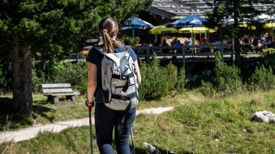Die Schlafplätze auf Alpenvereinshütten sind heiß begehrt – besonders an Wochenenden. (Foto: Benjamin Nolte/dpa-tmn)