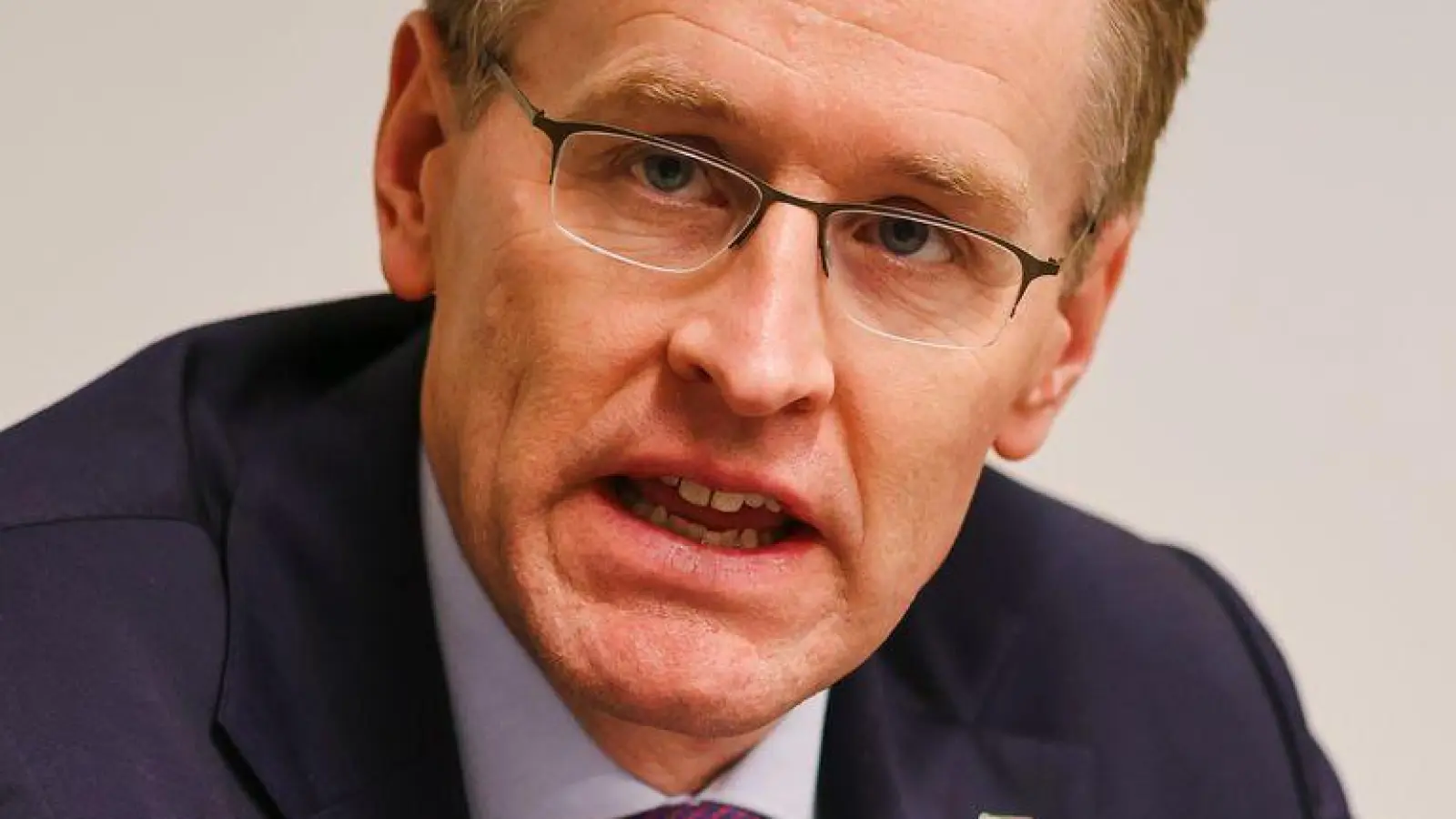 Angesichts der aktuellen Bedrohungslage sollten die Kompetenzen von Bund und Ländern noch stärker gebündelt werden, sagt Schleswig-Holsteins Ministerpräsident Daniel Günther (CDU). (Archivbild) (Foto: Frank Molter/dpa)